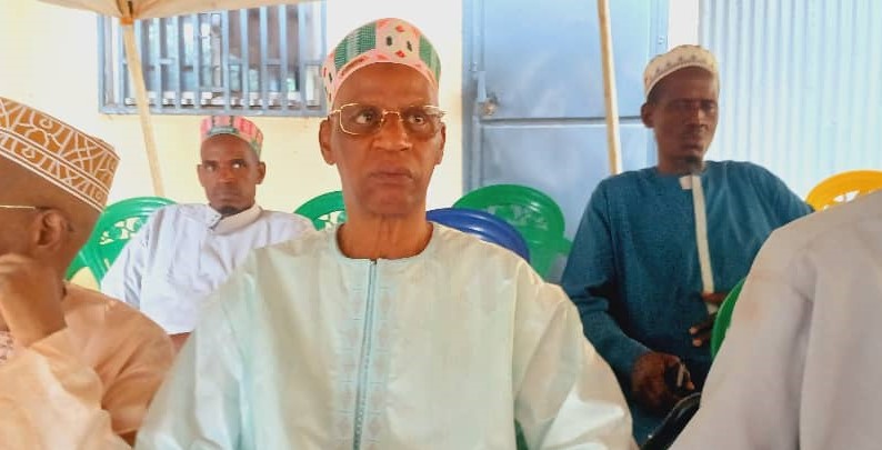 330 Conakry : l’AGDR présente le trophée du tournoi ARREMA au doyen des ressortissants de Porédaka