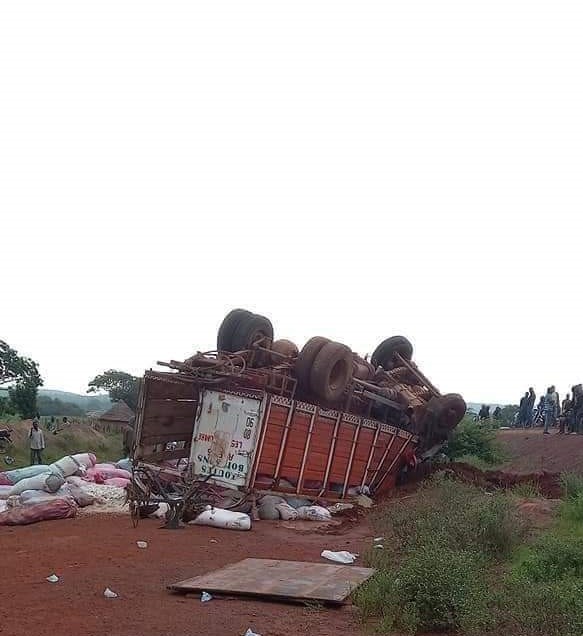 accident-kankann Maréla (Faranah) : un camion se renverse et tue 13 passagers, dont 10 femmes