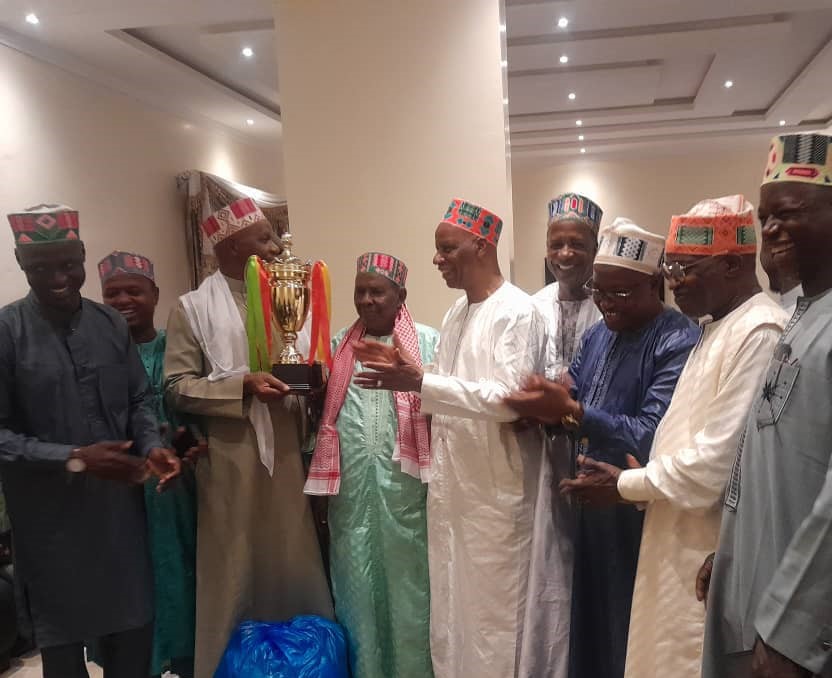 arema-1 Conakry : les ressortissants de Porédaka présentent leur trophée au président de la jeunesse de Mamou