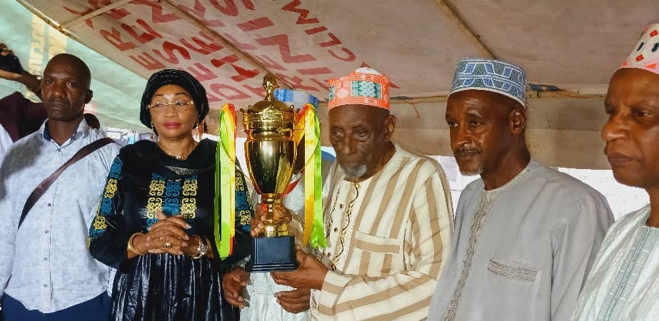 dddsss Conakry : l’AGDR présente le trophée du tournoi ARREMA au doyen des ressortissants de Porédaka