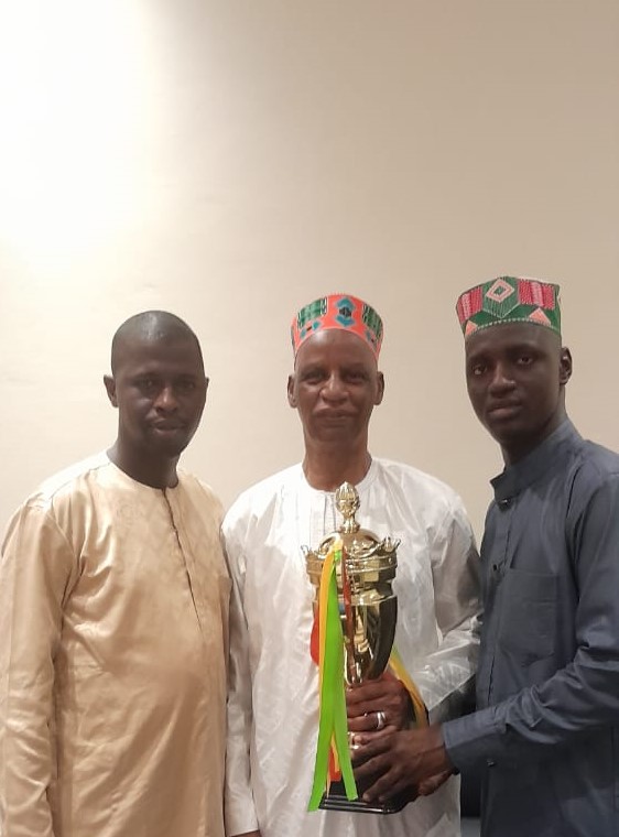 djogo Conakry : les ressortissants de Porédaka présentent leur trophée au président de la jeunesse de Mamou