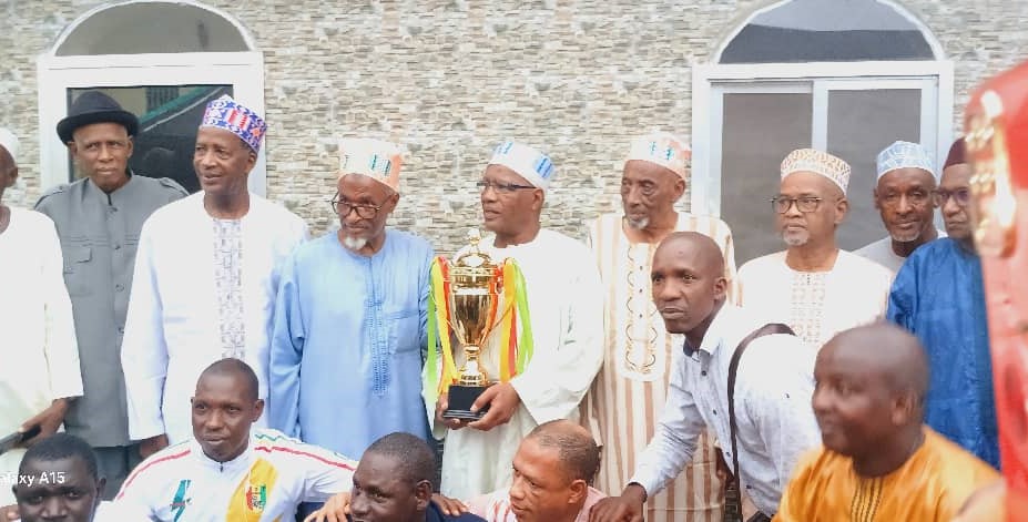 porek Conakry : l’AGDR présente le trophée du tournoi ARREMA au doyen des ressortissants de Porédaka