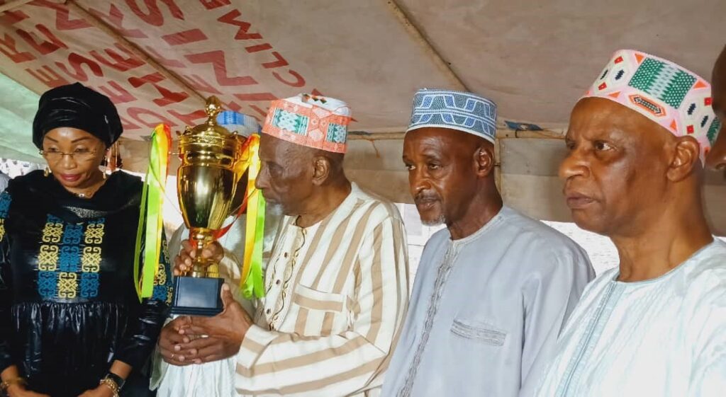 tropee-1024x561 Conakry : l’AGDR présente le trophée du tournoi ARREMA au doyen des ressortissants de Porédaka