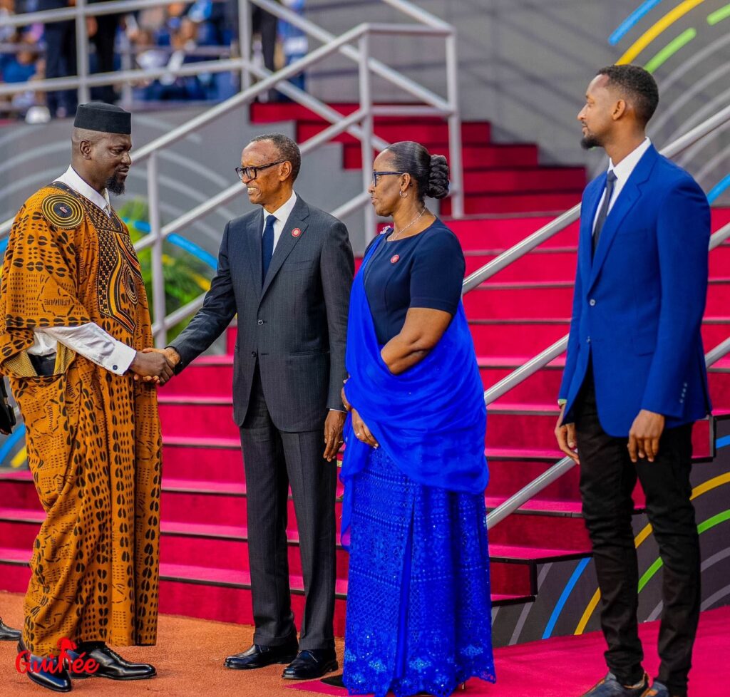 doumb-kigali-1024x978 𝗜𝗻𝘃𝗲𝘀𝘁𝗶𝘁𝘂𝗿𝗲 𝗱𝗲 𝗣𝗮𝘂𝗹 𝗞𝗔𝗚𝗔𝗠𝗘 : 𝗹𝗲 𝗚𝗲́𝗻𝗲́𝗿𝗮𝗹 𝗠𝗮𝗺𝗮𝗱𝗶 𝗗oumbouya 𝗺𝗮𝗿𝗾𝘂𝗲 𝘀𝗮 𝗽𝗿𝗲́𝘀𝗲𝗻𝗰𝗲 𝗮̀ 𝗹𝗮 𝗰𝗲́𝗿𝗲́𝗺𝗼𝗻𝗶𝗲