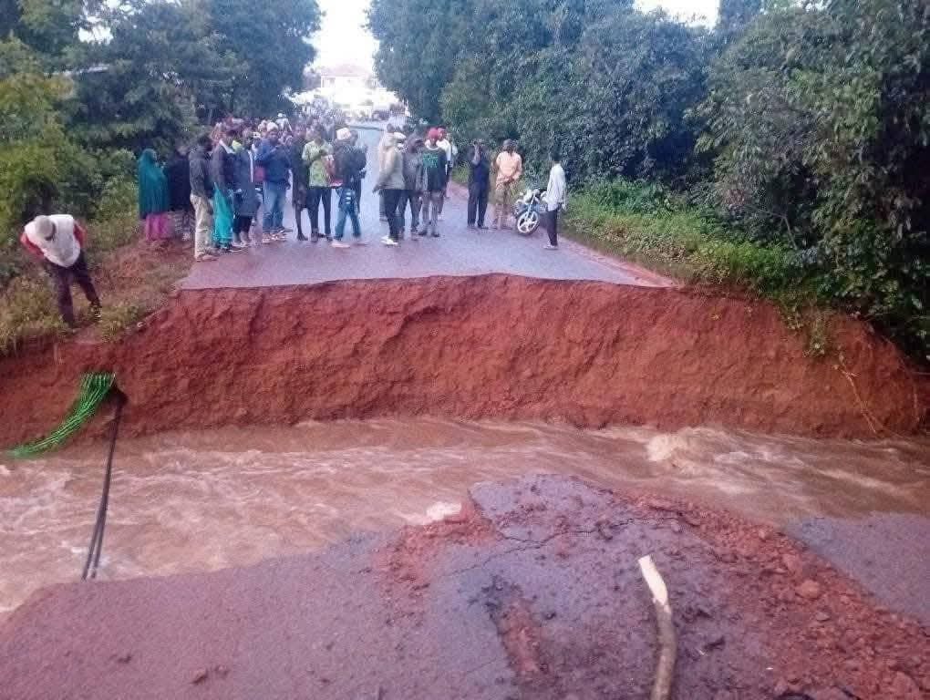 541611970_122147081396755770_4416188503373903762_n Un pont s’effondre à Garambé et coupe la route Labé-Pita
