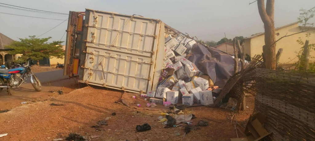 image-168-1024x461 Koundara : un camion se renverse et cause d’importants dégâts matériels