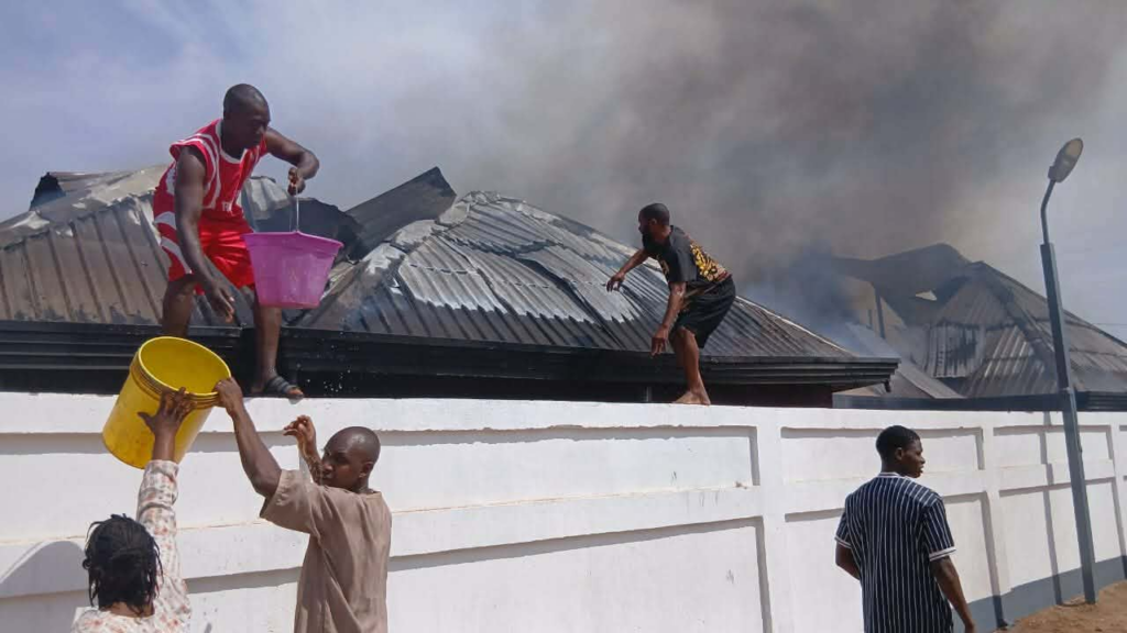 image-129-1024x576 Dabola : un incendie d’origine inconnue ravage une concession de deux appartements