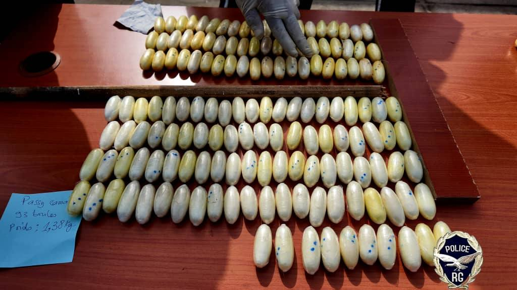 image-14 Guinée : la police annonce l’interpellation de 5 individus détenant 346 boules de cocaïne