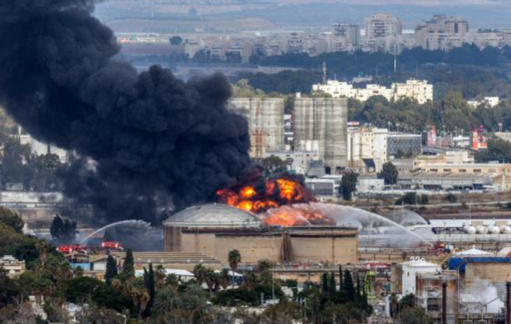 image-198-1024x650 Israël : incendie à la raffinerie de pétrole de Haïfa après des tirs de missiles