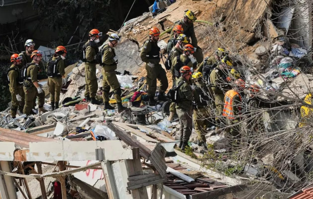 image-31-1024x650 Israël : quatre corps extraits des décombres au lendemain d'une frappe iranienne