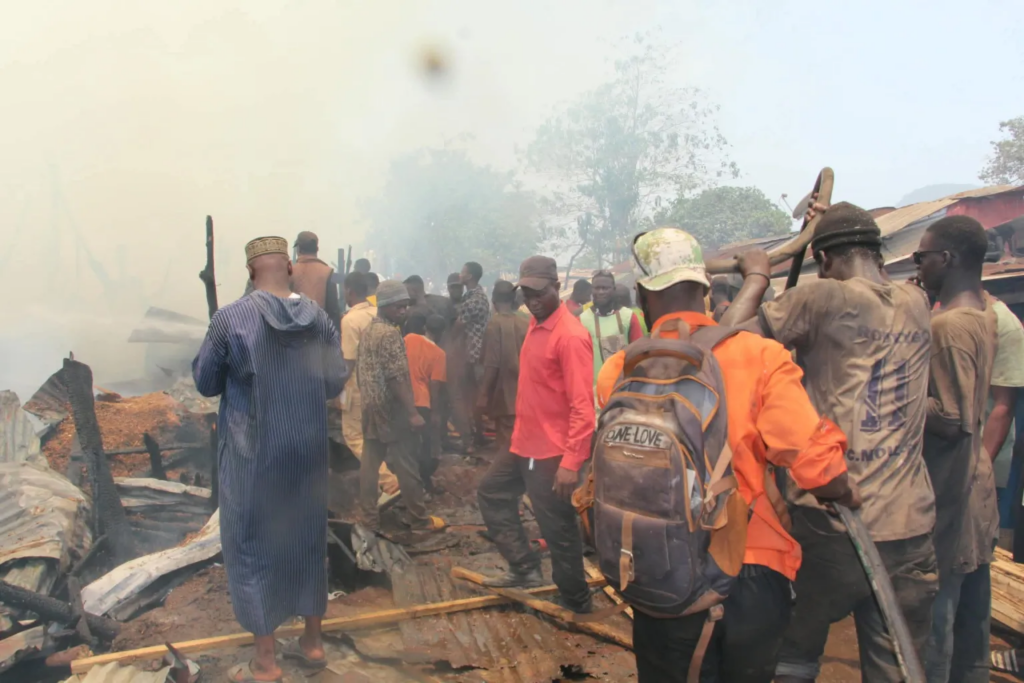 image-92-1024x683 Incendie à Kindia : le dépôt de bois de Caravansérail entièrement ravagé