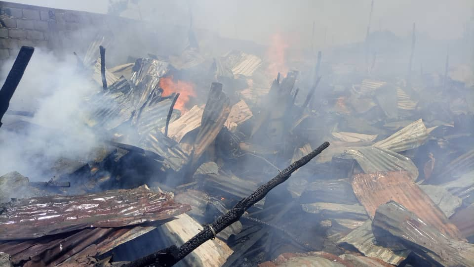 image-93 Incendie à Kindia : le dépôt de bois de Caravansérail entièrement ravagé