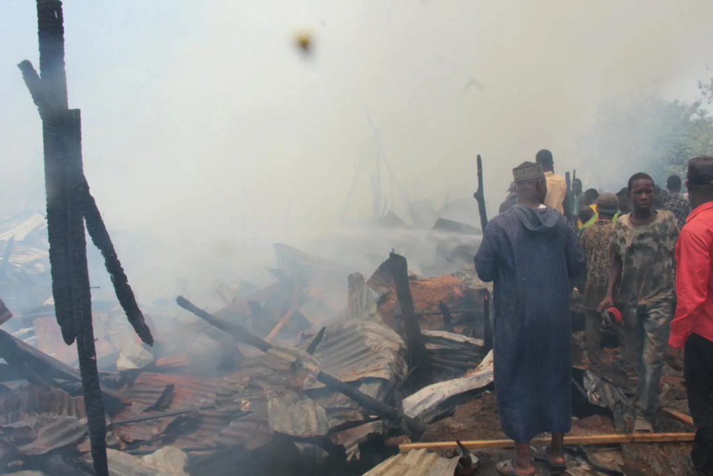 image-95-1024x683 Incendie à Kindia : le dépôt de bois de Caravansérail entièrement ravagé