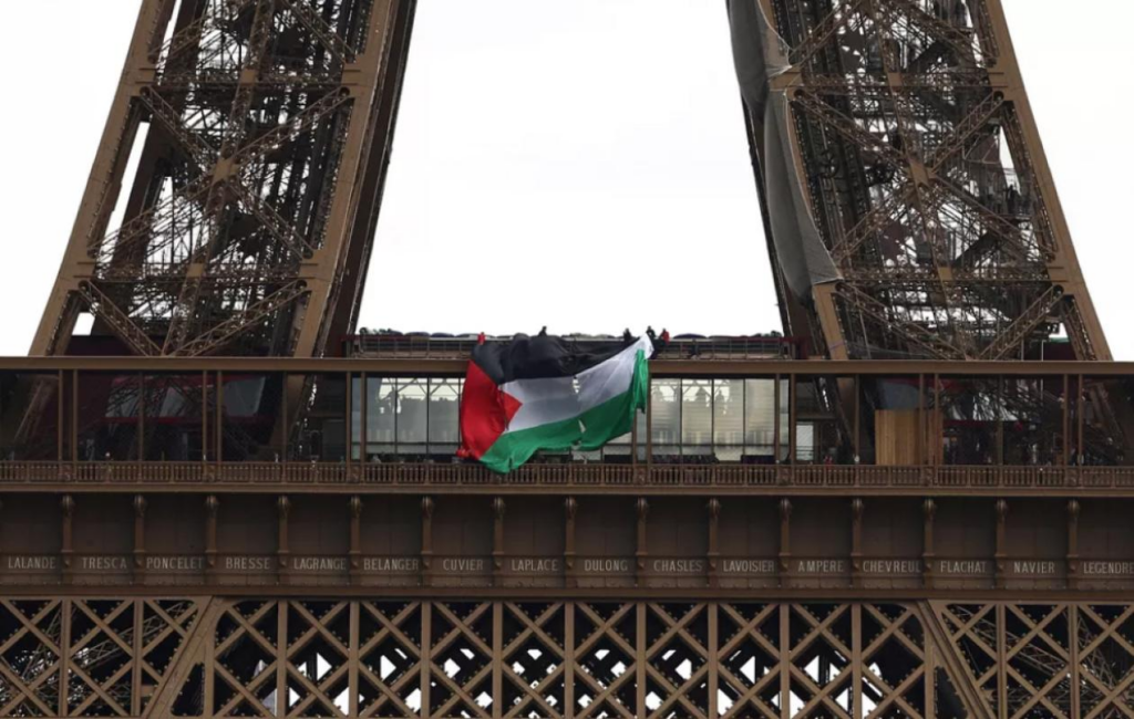 image-123-1024x650 Un drapeau palestinien déployé sur la tour Eiffel à Paris, six interpellations