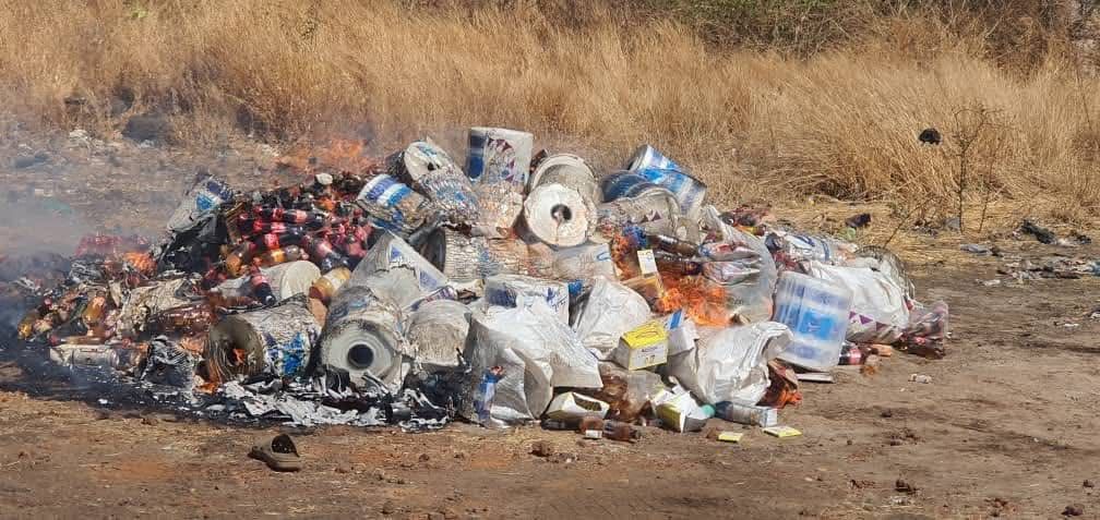 image-125 Mandiana : l’ONCQ procède à la destruction de 13 tonnes de produits périmés