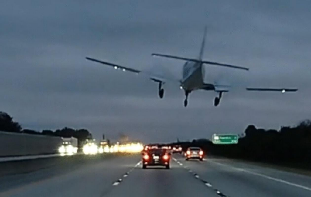 image-16-1024x650 USA : un avion United Airlines heurte un camion et un lampadaire sur une autoroute