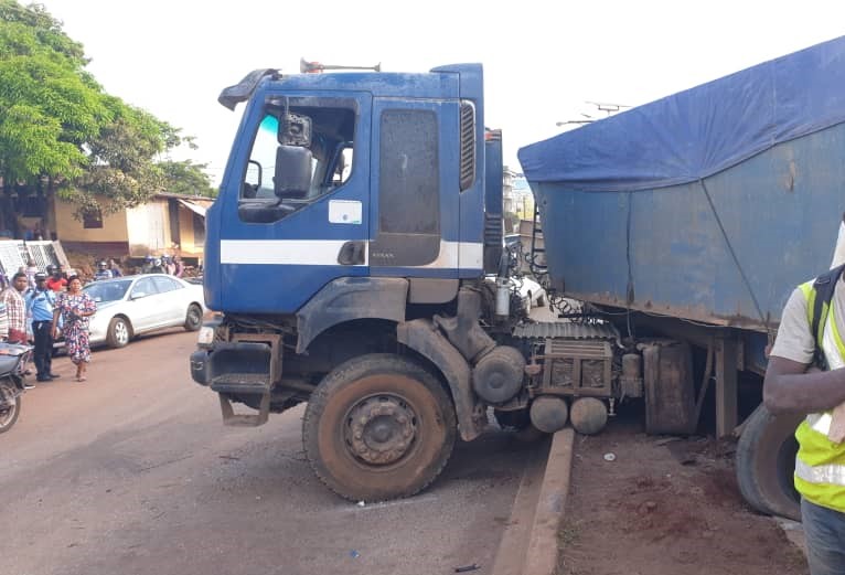 accident-conakry Boké : un enfant tué et cinq blessés après la sortie de route d’un camion à Sangarédi