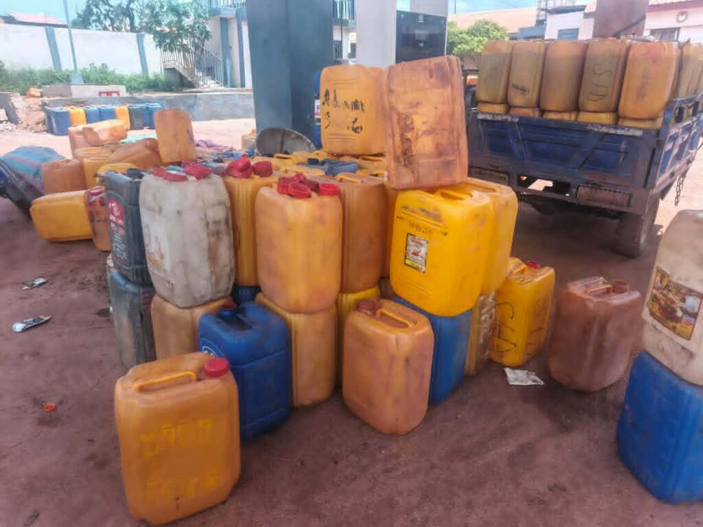 image-50 Siguiri : le préfet Fadjimba Mara frappe fort contre le carburant frauduleux à Balato