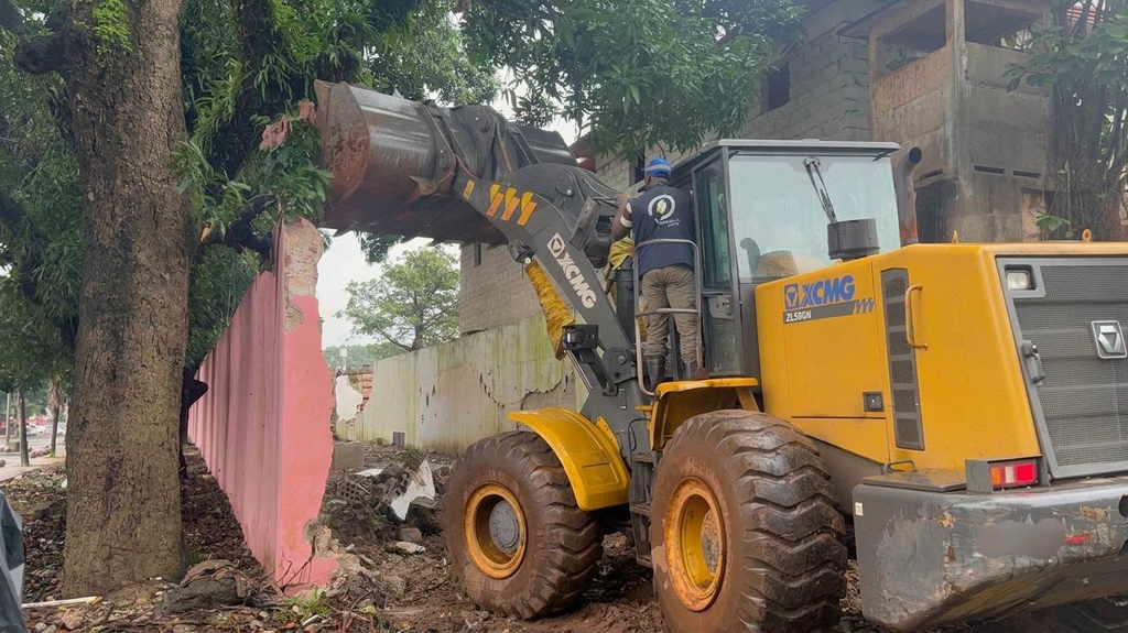 image-120-1024x575 Conakry : les autorités ont entamé la démolition de la maison centrale
