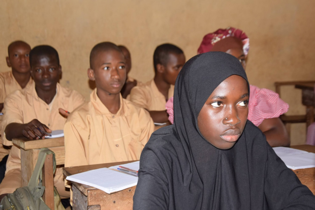 image-89-1024x683 Porédaka (Mamou) : l’AJUPD équipe 313 élèves de N’Diaré pour la rentrée